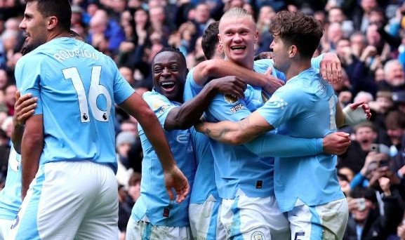  哈兰德双响助曼城，四球横扫埃弗顿  