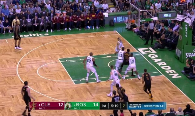  乌鸦纽卡斯尔定位球战术显威攻克伦敦防线