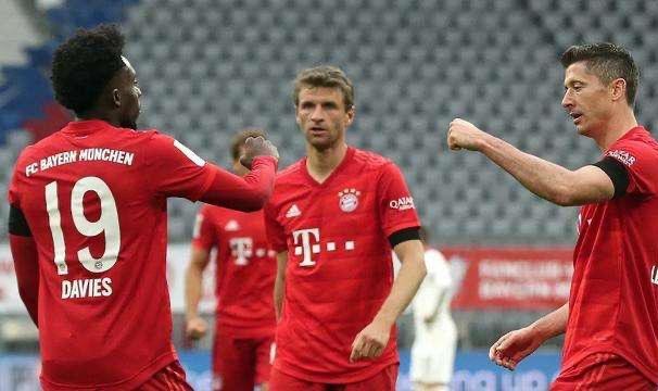 莱万替补双响炮领跑德甲射手榜之争  