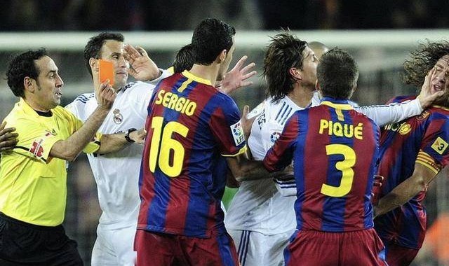  马赛德比战平，球迷不满裁判  