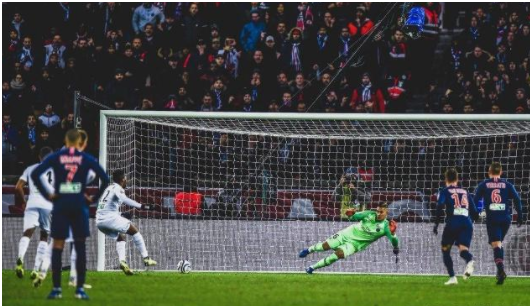  巴黎圣日耳曼主场大胜登顶积分榜  