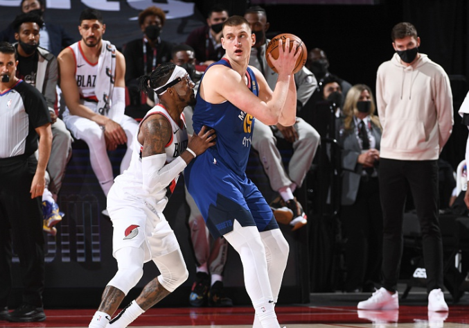  约基奇全能发挥掘金轻取独行侠豪夺五连胜